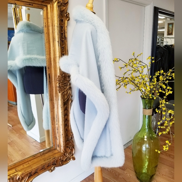 $1389 Cape with Real Fox & Rhinestones - Picture 3 of 6